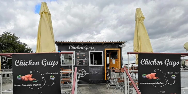 Combo menu: 1/4 nebo i celé kuře se salátem na Smíchovské náplavce