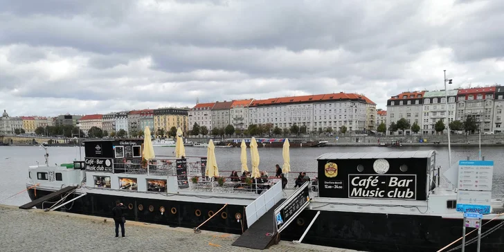 Combo menu: 1/4 nebo i celé kuře se salátem na Smíchovské náplavce