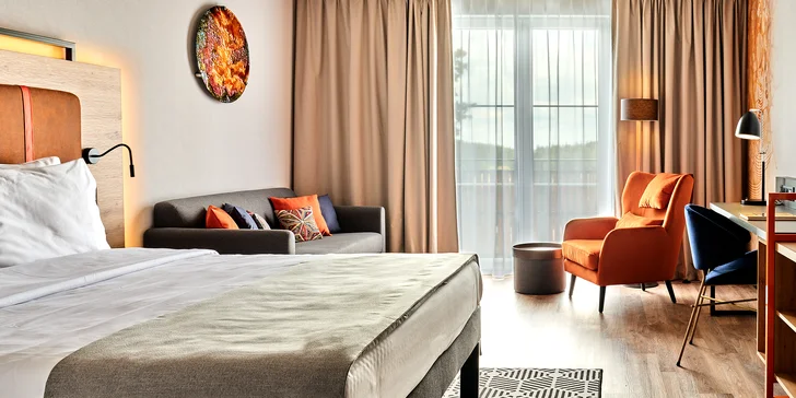 Připraven pro vás bude klimatizovaný pokoj nebo apartmán s manželskou postelí a rozkládací pohovkou.