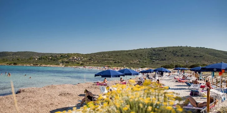 Na veřejné pláži Cala D'Ambra mají hosté hotelu slunečníky a lehátka zdarma (2 lehátka a 1 slunečník/pokoj).