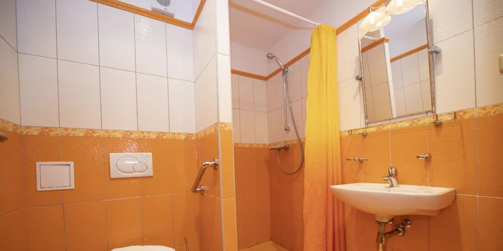 Kúpeľňa je vybavená sprchovacím kútom alebo vaňou.