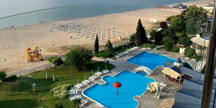 Hotel stojí na břehu Černého jen pár kroků od krásné písčité pláže. 