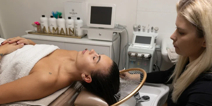 Procedúra kombinuje masáže, hlbokú hydratáciu a terapeutické ošetrenie vlasov, čo prináša nielen úľavu a relax, ale aj zdravie pre pokožku a vlasy.