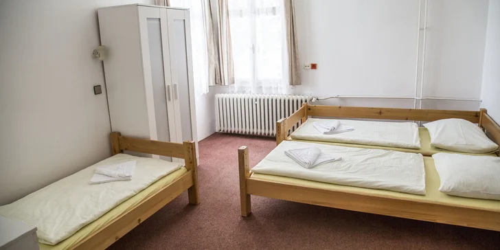 Ubytujete se v jednoduchých ale funkčních pokojích.
