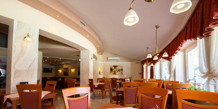K fantastickému zážitku z jídla přispěje také moderně laděná restaurace s venkovní terasou.