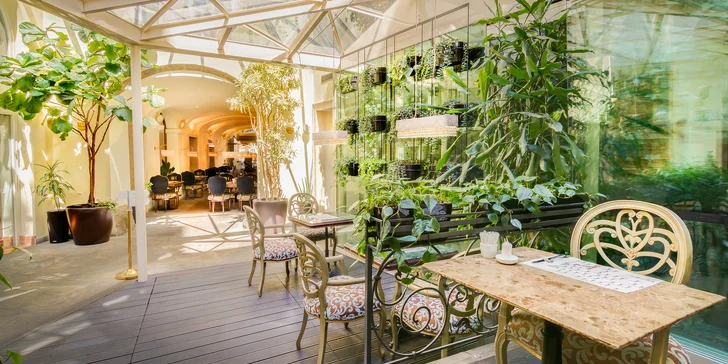 Posedět můžete na proskleném nádvoří restaurace. 