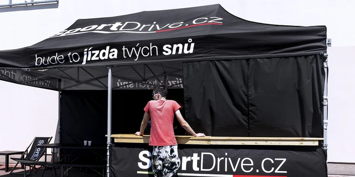 Na začátku přijdete k check-inu a seznámíte se s vedoucím. Ten vás bude celým zážitkem provázet a kdykoliv budete něco potřebovat, na startovním místě bude pro vás.