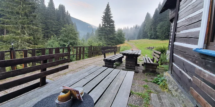 Posledních šedesát let se jmenuje Bouda pod Studničnou, ale dříve se domu říkalo Rauschenbach, tedy Šumící potok. 