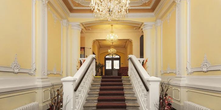 Historická budova hotelu je jen pár kroků od centra lázní.