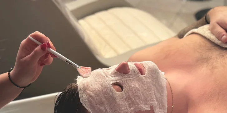 Základný variant Head Spa zahŕňa 45-minútové hĺbkové prečistenie vlasovej pokožky a masáž hlavy, tváre aj dekoltu.