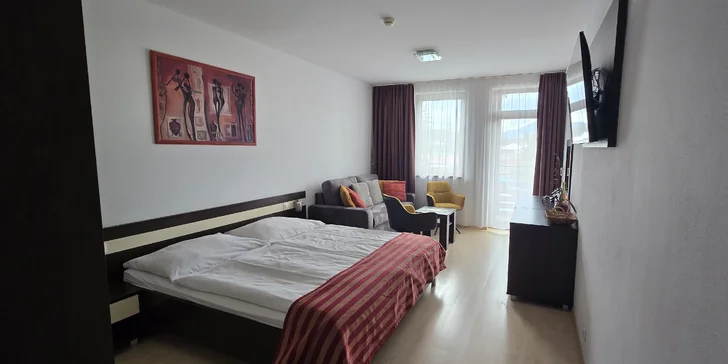 V apartmánech najdete komfortní postele i rozkládací pohovku, na které se mohou vyspat dvě děti. Děti do 5,9 let mají nocleh zdarma.