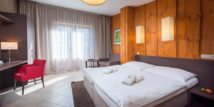 Ubytovaní budete v dvojlôžkovej izbe alebo apartmáne