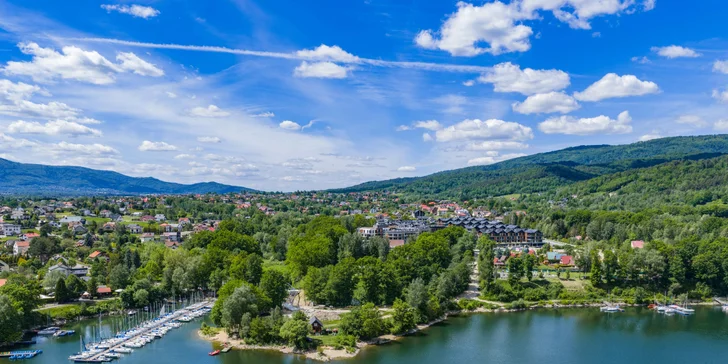 Kúpacie plochy pri jazere lákajú na vodné športy vrátane šliapadiel, paddleboardu aj ďalších aktivít.