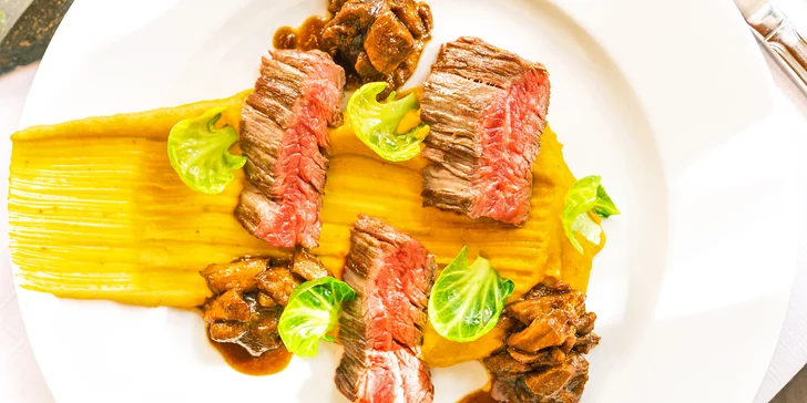 Jeden z hlavních chodů: filírovaný flank steak s dýňovým pyré a hříbky. 