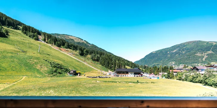 K pokojům patří balkon, za příplatek budete mít ten s výhledem na hory. 
