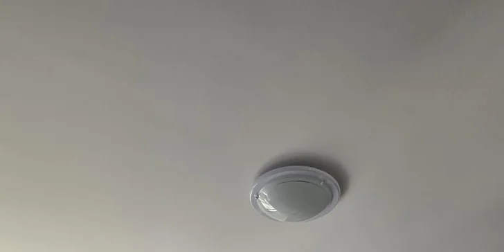 Všechny pokoje jsou klimatizované a mají venkovní žaluzie s elektronickým ovládáním. 