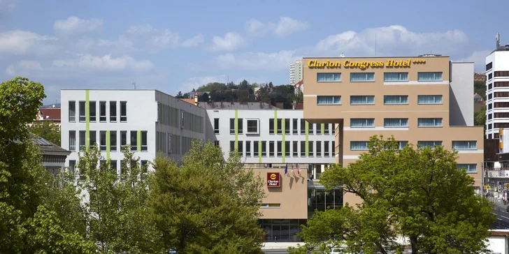 K hotelu patří podzemní garáže, na parkování máte 50 % slevu.