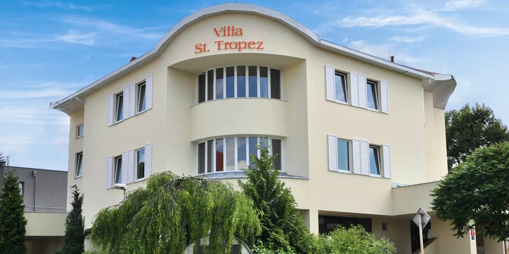 Villa se nachází hned vedle obory Hvězda.