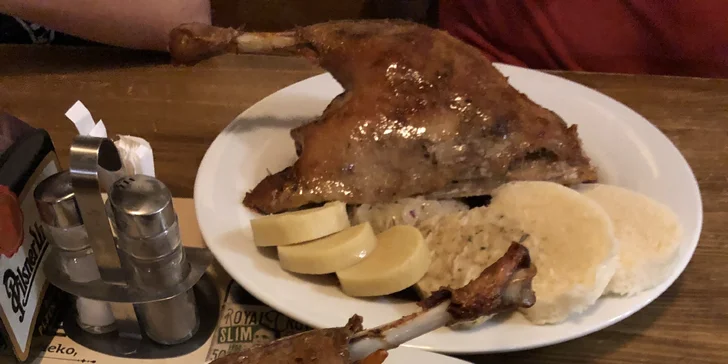 Svatomartinská bašta: pečená husa se zelím a mixem knedlíků pro 4 až 6 osob