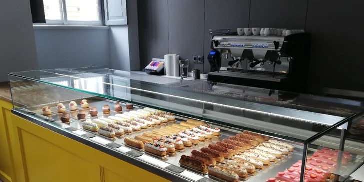 Originální zákusek podle výběru z 10 druhů a horký nápoj v kavárně Eclair pro 1 či 2 osoby