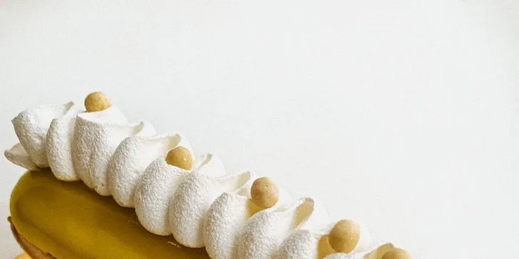 Originální zákusek podle výběru z 10 druhů a horký nápoj v kavárně Eclair pro 1 či 2 osoby