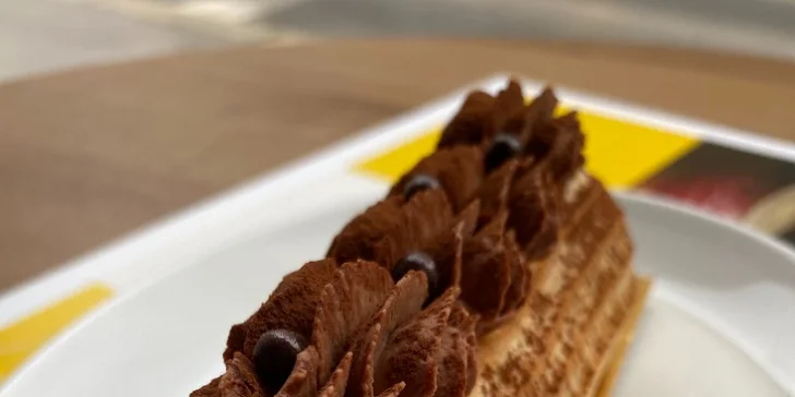 Originální zákusek podle výběru z 10 druhů a horký nápoj v kavárně Eclair pro 1 či 2 osoby