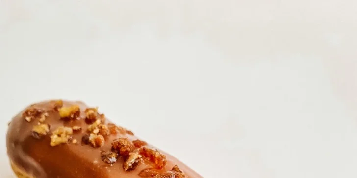 Originální zákusek podle výběru z 10 druhů a horký nápoj v kavárně Eclair pro 1 či 2 osoby