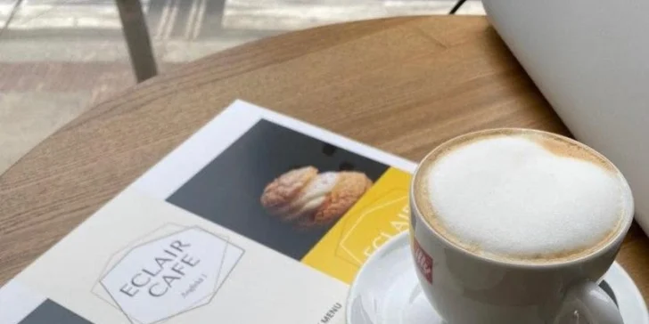 Originální zákusek podle výběru z 10 druhů a horký nápoj v kavárně Eclair pro 1 či 2 osoby