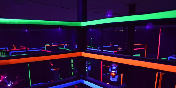 S přáteli za adrenalinem: 15 minut lasergame ve 400 m² velké aréně