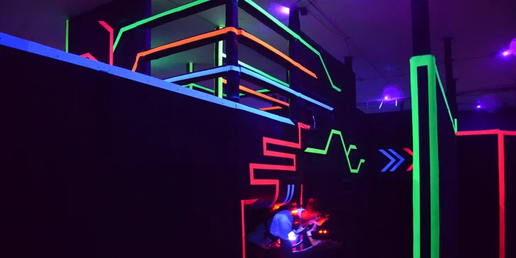 S přáteli za adrenalinem: 15 minut lasergame ve 400 m² velké aréně