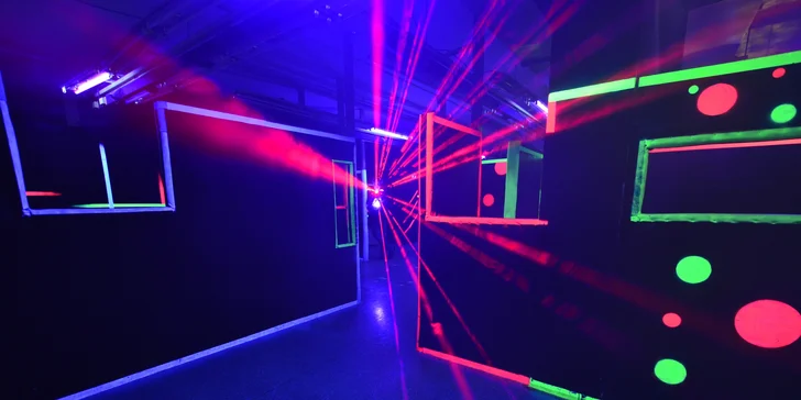 S přáteli za adrenalinem: 15 minut lasergame ve 400 m² velké aréně