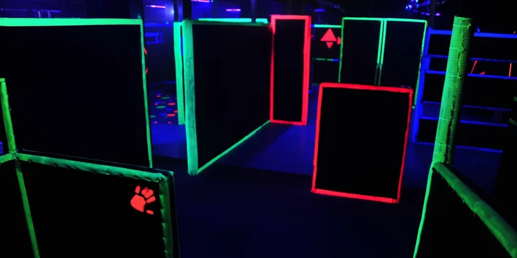 S přáteli za adrenalinem: 15 minut lasergame ve 400 m² velké aréně