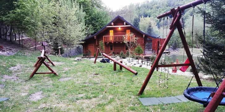 Pohádková dovolená u Velehradu až pro 12 osob: plně vybavený srub s infrasaunou