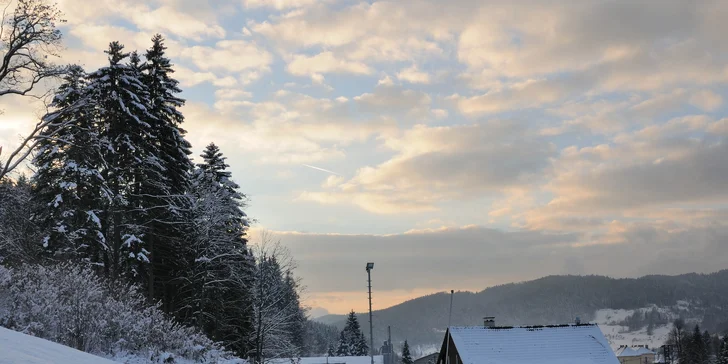 Jednodenní lyžování ve skiarálu Karolinka v Beskydech: 1 km dlouhá sjezdovka i snowpark