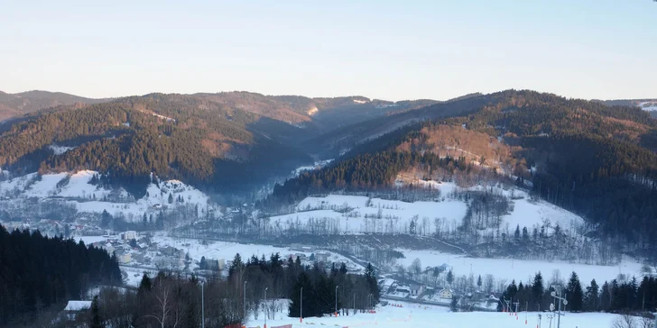Jednodenní lyžování ve skiarálu Karolinka v Beskydech: 1 km dlouhá sjezdovka i snowpark