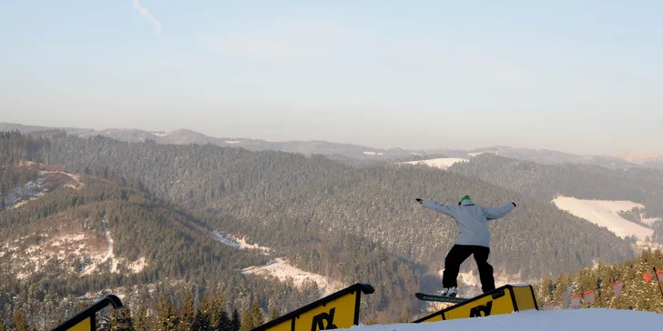 Jednodenní lyžování ve skiarálu Karolinka v Beskydech: 1 km dlouhá sjezdovka i snowpark