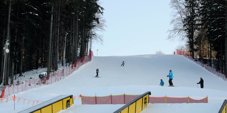 Jednodenní lyžování ve skiarálu Karolinka v Beskydech: 1 km dlouhá sjezdovka i snowpark