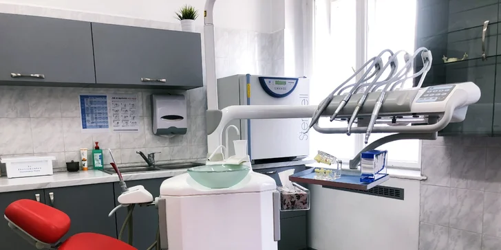 Kompletní dentální hygiena: odstranění zubního kamene, air flow, fluoridace a instruktáž