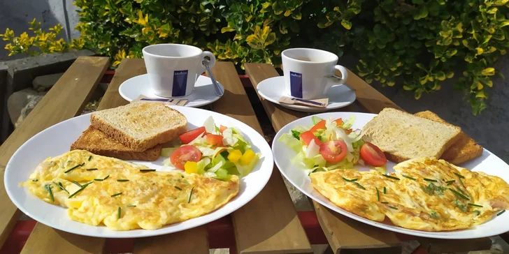 Brunch s kávou pro dva: vejce, lívanečky s tvarohem i jogurt s ovocem