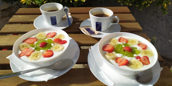 Brunch s kávou pro dva: vejce, lívanečky s tvarohem i jogurt s ovocem