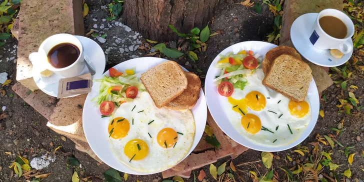 Brunch s kávou pro dva: vejce, lívanečky s tvarohem i jogurt s ovocem