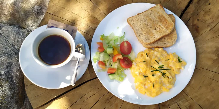 Brunch s kávou pro dva: vejce, lívanečky s tvarohem i jogurt s ovocem