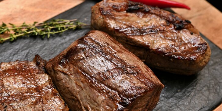 Degustační steaková žranice pro 2 nebo 6 jedlíků: až 2,8 kg masa a hromada příloh i záplava omáček