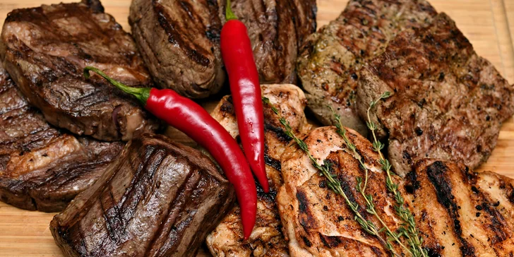 Degustační steaková žranice pro 2 nebo 6 jedlíků: až 2,8 kg masa a hromada příloh i záplava omáček