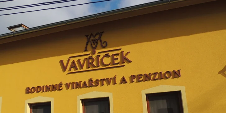 Ubytování ve vinařském penzionu poblíž Mikulova a lahev vína jako milá pozornost