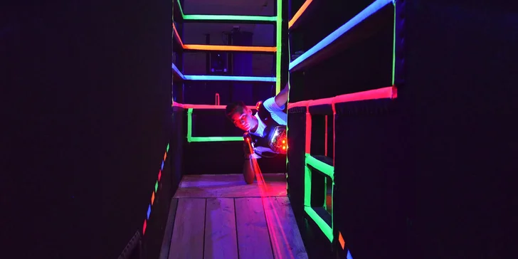 S přáteli za adrenalinem: 15 minut lasergame ve 400 m² velké aréně
