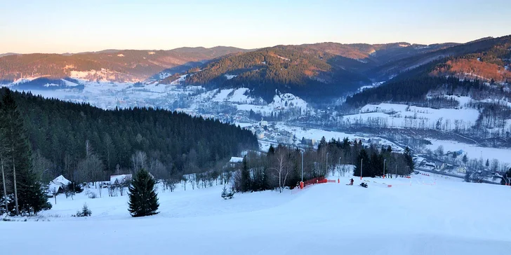 Jednodenní lyžování ve skiarálu Karolinka v Beskydech: 1 km dlouhá sjezdovka i snowpark