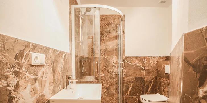 Pobyt v moderním hotelu v Karlových Varech se snídaní a slevou do lázní