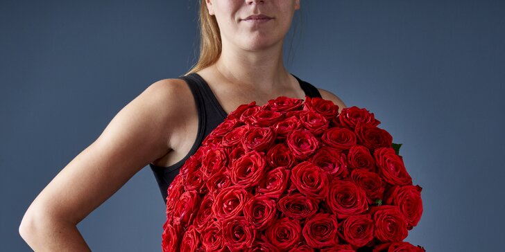 Vyjádřete lásku květinou: až 101 ks červených růží Red Naomi s rozvozem po Praze