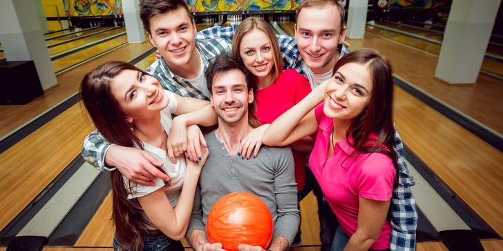 Hodina bowlingu pro celou partu kámošů včetně půjčení bot